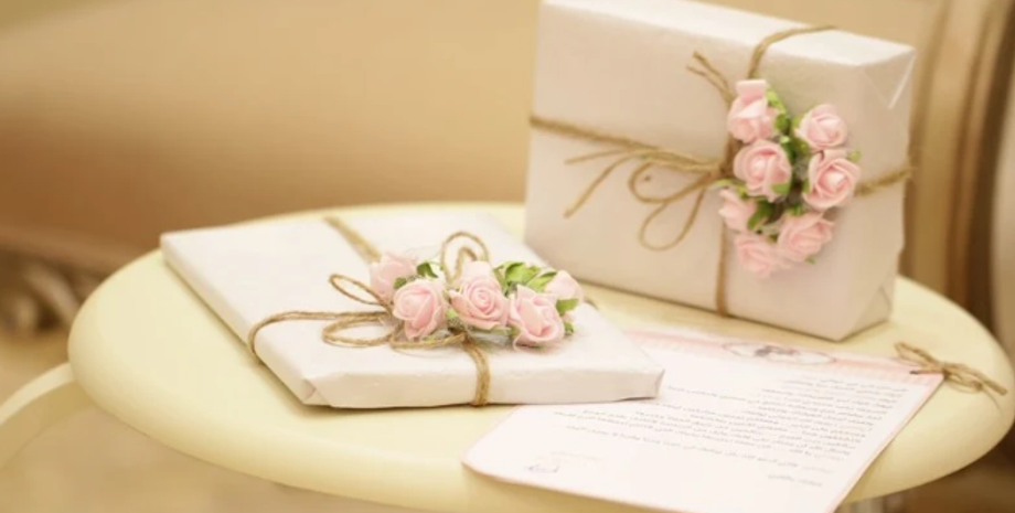 Подарок на свадьбу, молодоженов удивил конверт от таинственных незнакомцев на праздновании, курьезы, интересные истории, фото