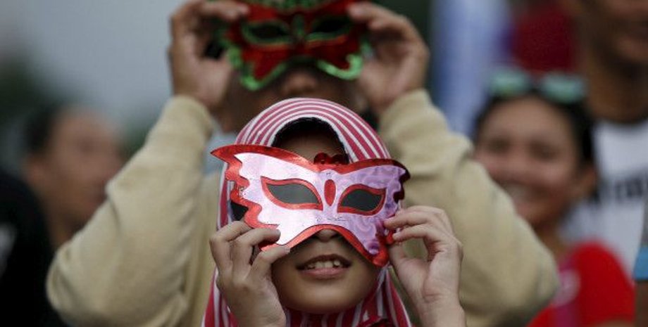 Жители Юго-Восточной Азии наблюдали полное солнечное затмение / Фото: Reuters