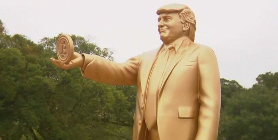 Золотий Трамп тримає в руці біткоїн