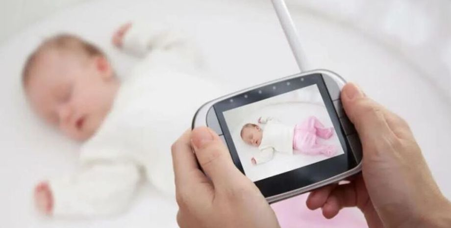 Мать случайно услышала, как незнакомая женщина общается с ее сыном с помощью радионяни, курьезы, интересные истории