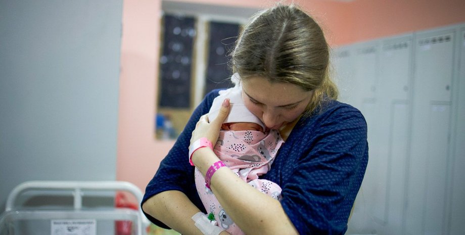 рождение ребенка В Украине упала рождаемость – население Украины стремительно стареет