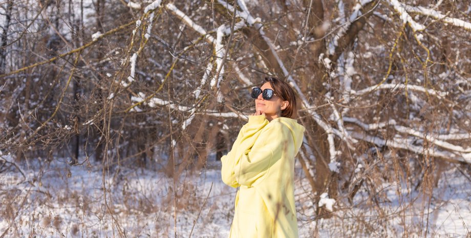 женщина радуется весне в лесу