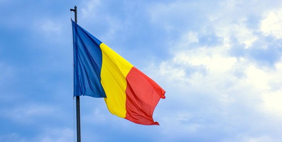 Прапор Румунії на фоні неба
