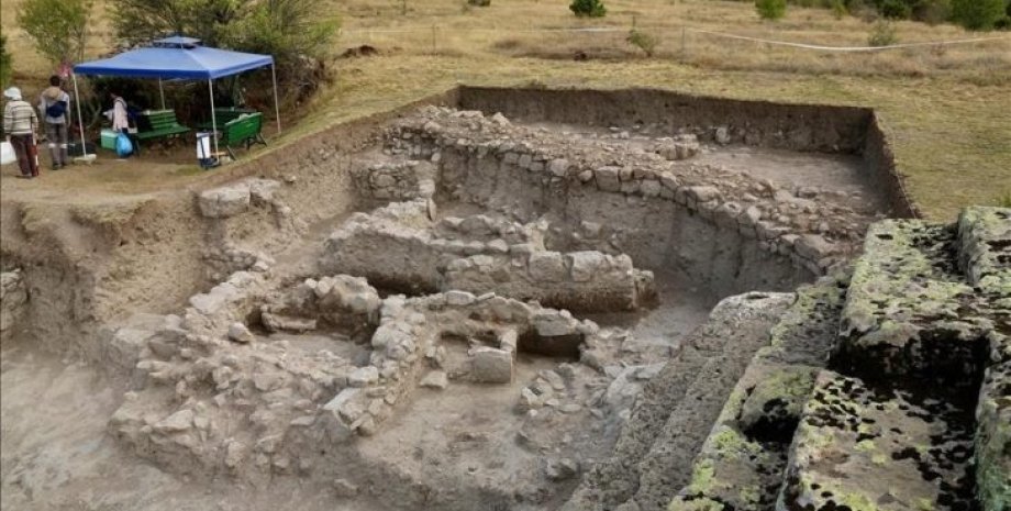 замок, археологи, археологія, розкопки, Туреччина, знахідка, дослідження, Мідас, артефакти, богиня, фрігійці, вогнище, ритуал, жертвоприношення, пічка, вівтар