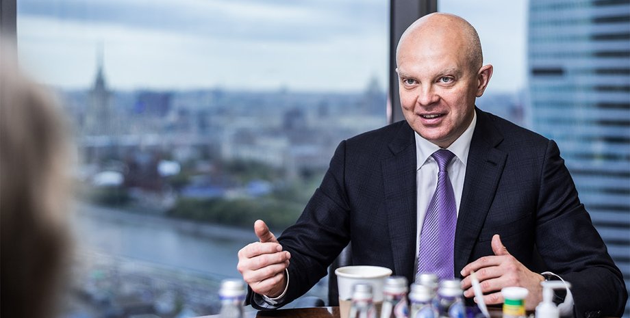 Юрий Соловьев, стол, чашки, офис, фото