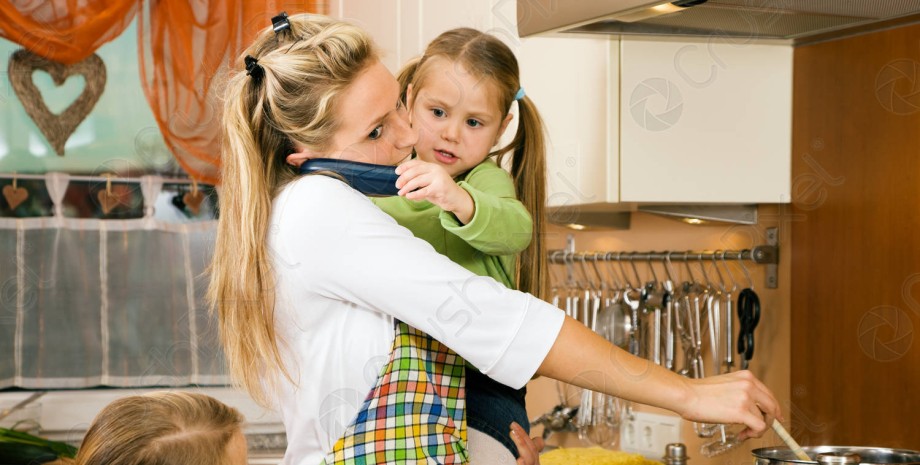 женщина, домохозяйка, ребенок, дети. кухня