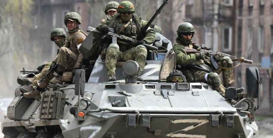 The Russian military storms in the Donbass company. The occupiers also try to us...