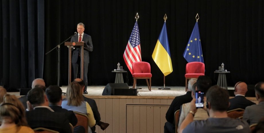 Курт Волкер во время выступления в Одессе