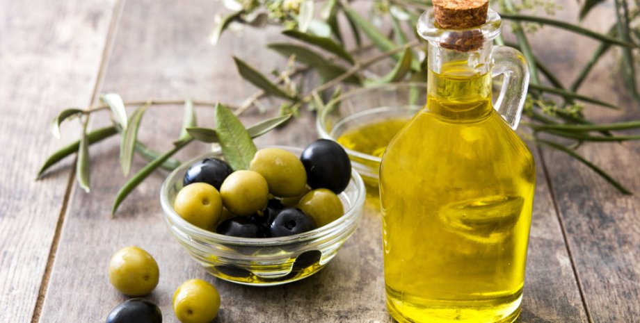 оливки, оливкова олія, стіл, фото