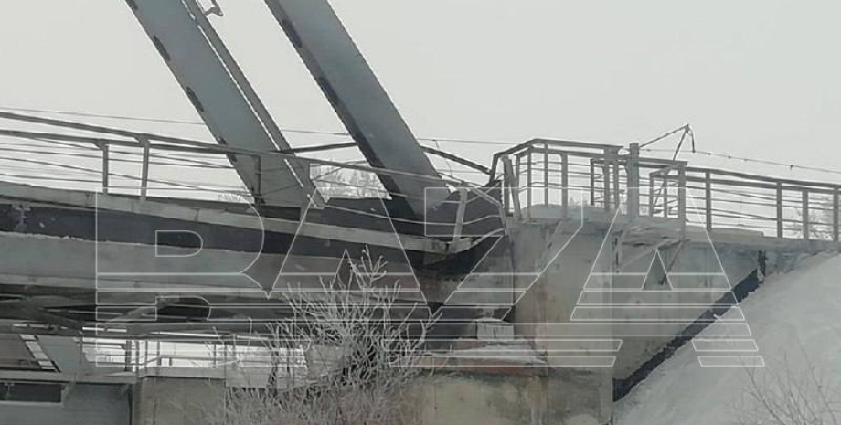 железнодорожный мост, подрыв моста, поврежденный мост