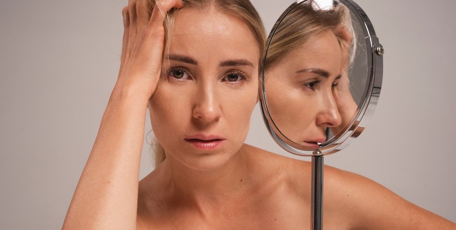 Девушка смотрит в зеркало