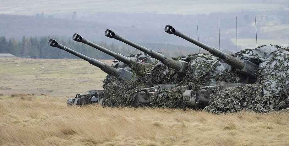 Батарея британских САУ AS90
