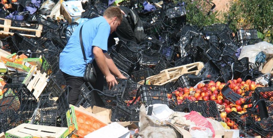 Уничтожение попавших под антисанкции продуктов / Фото: rabochy-put.ru