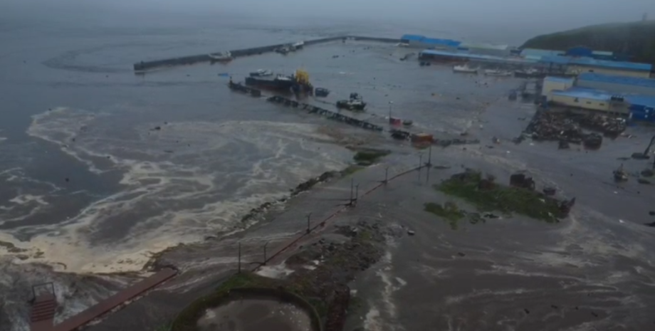 Біля Камчатки стався землетрус Хвилі цунамі накрили російські міста після землетрусу біля узбережжя Камчатки