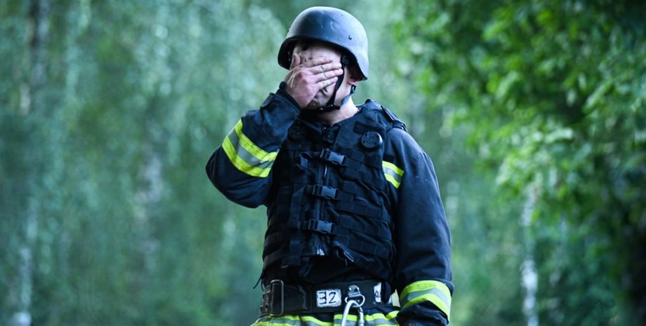 Рятувальник плаче на місці удару після нічної атаки 12 липня