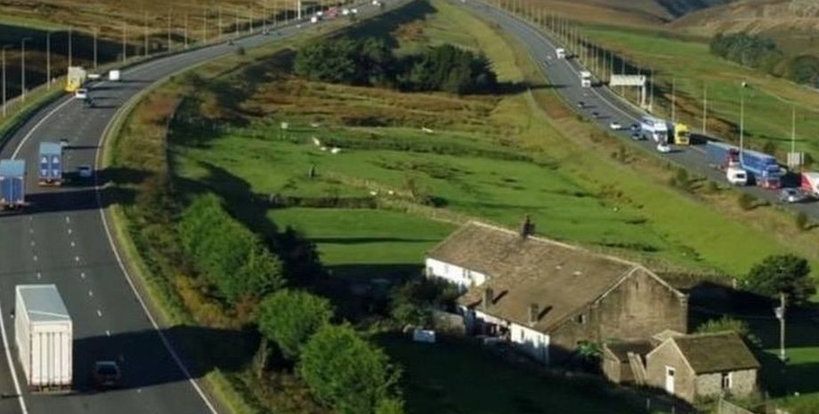 Будинок розташований між двома напрямками руху на трасі М62 у Західному Йоркширі