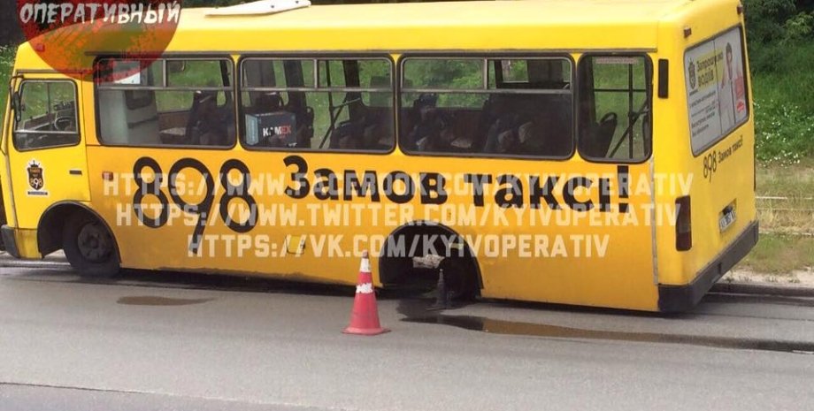 В Киеве у маршрутки на ходу отлетело колесо / Фото: facebook.com/KyivOperativ