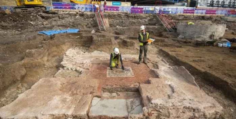 Римский мавзолей, Великобритания, археология, открытия, римские мозаики, раскопки, артефакты, монеты, захоронения, станция, история, исследования