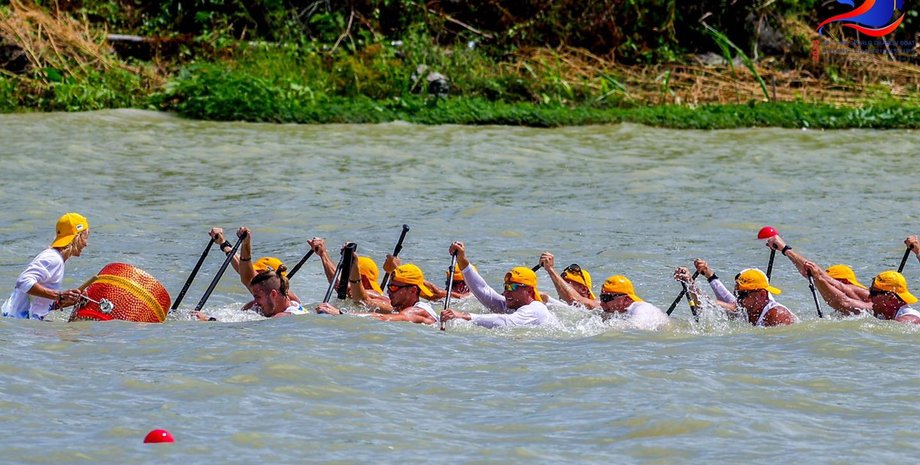 Будучи по грудь в воде, украинцы продолжили грести до самого финиша