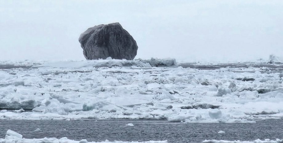 чорний айсберг
