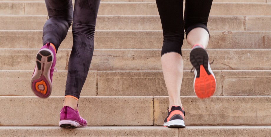 Дівчата крокують