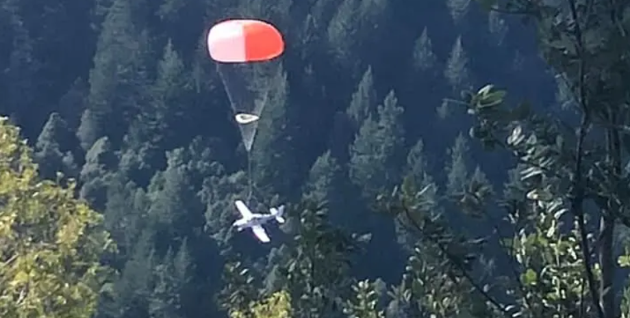 Авіакатастрофа в США, літак сів завдяки парашуту, курйози, фото, аварії, екстрена посадка