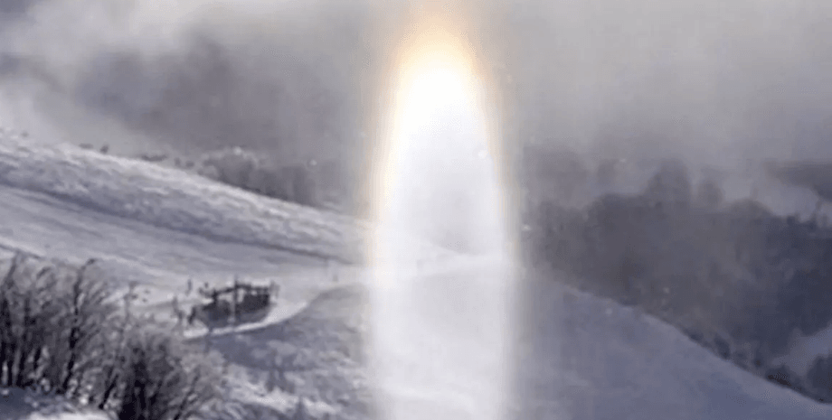 Незвичайне явище, сонце, сонячне світло, гірськолижний курорт, курорт, гори, відображення, гало, ілюзія, соцмережі, субсонце