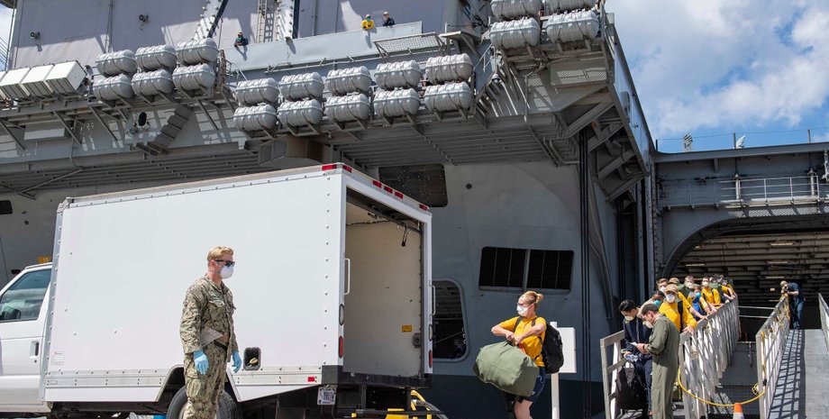 Моряки  с авианосца  "Теодор Рузвельт"/ Фото: USS Theodore Roosevelt (CVN 71)