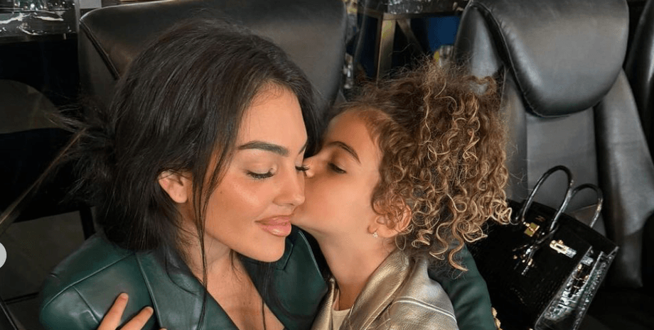 Джорджина Родригес, невеста Криштиану Роналду, фк аль-насср, матч роналду, роналду хет-трик, дети криштиану роналду