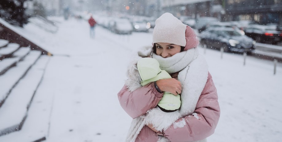 Власниця собаки на вулиці взимку