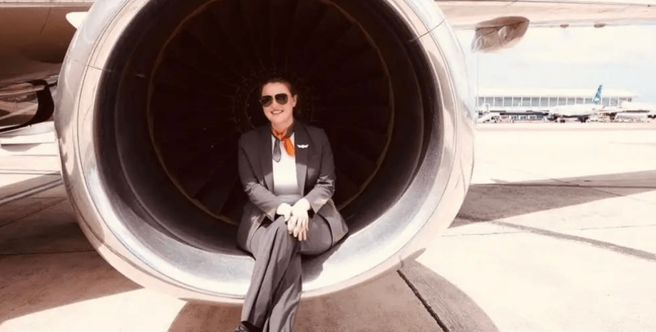 Стюардеса приватної авіації сидить біля двигуна приватного літака перед виконанням рейсу