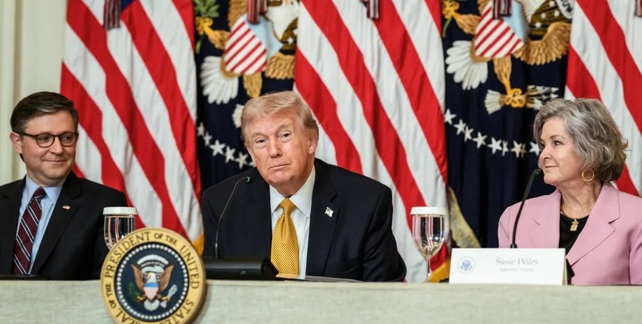 дональд трамп за столом