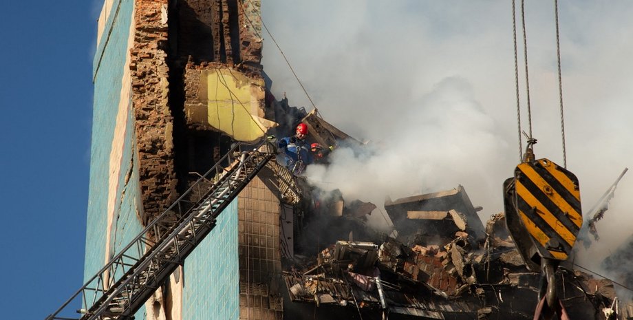 разрушенная россиянами многоэтажка в тернополе