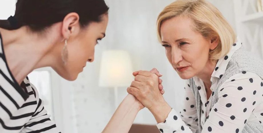 Жена и свекровь, спор, семейная ссора, ссора со свекровью, ссора в семье мужа