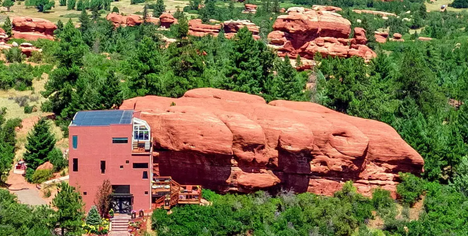Дом в скале, поместье среди гор, объект недвижимости, продажа жилья, особняк посреди красной горы в Колорадо