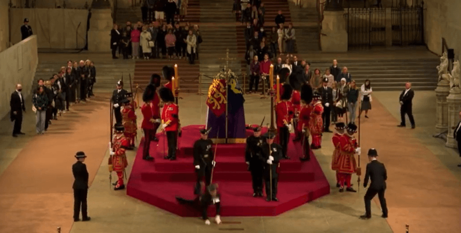 обморок, гроб королевы, Вестинстер-холл, гвардеец