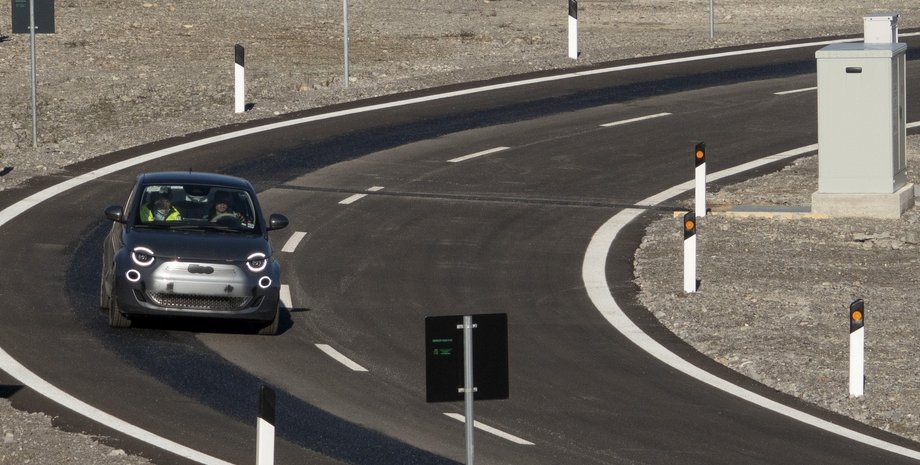 Fiat 500, беспроводная зарядка, беспроводная зарядка электромобилей, индукционная зарядка, зарядить электромобиль