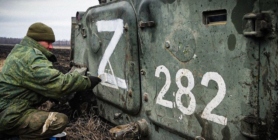 Российский военный рисует Z ВС РФ, российские оккупанты, российские войска