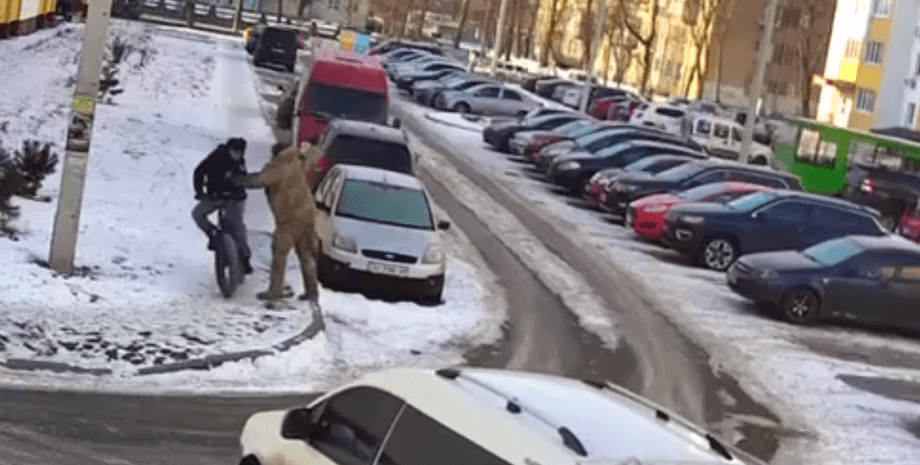ТЦК у Харкові, мобілізація в Україні, силова мобілізація, чоловік у військовій формі, штовхнув велосипедиста