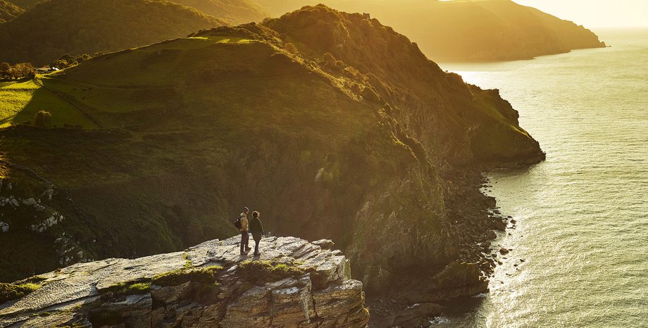 Люди находят настоящие окаменелые зубы древних акул на британских пляжах