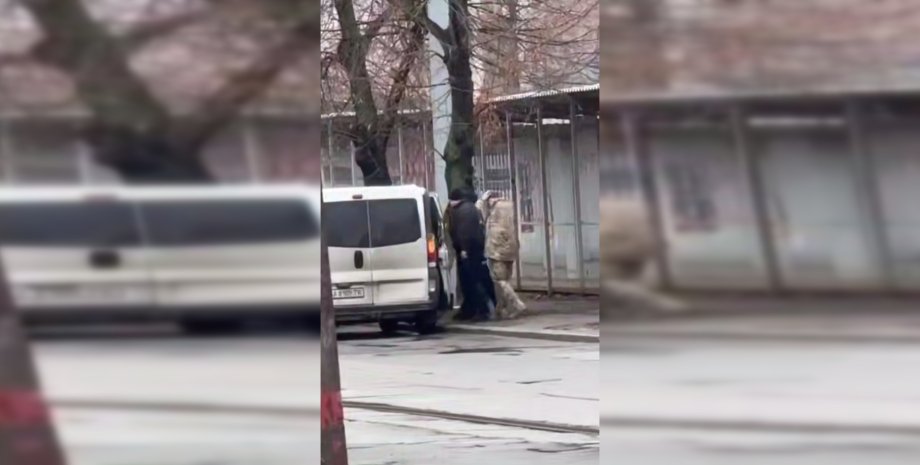 ТЦК и полиция задерживает мужчину возле метро Шевченко Киев, ТЦК, полиция. бусификация