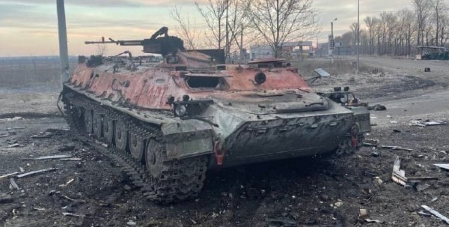 Російський танк, війна в Україні, росіяни грабують магазини в Україні