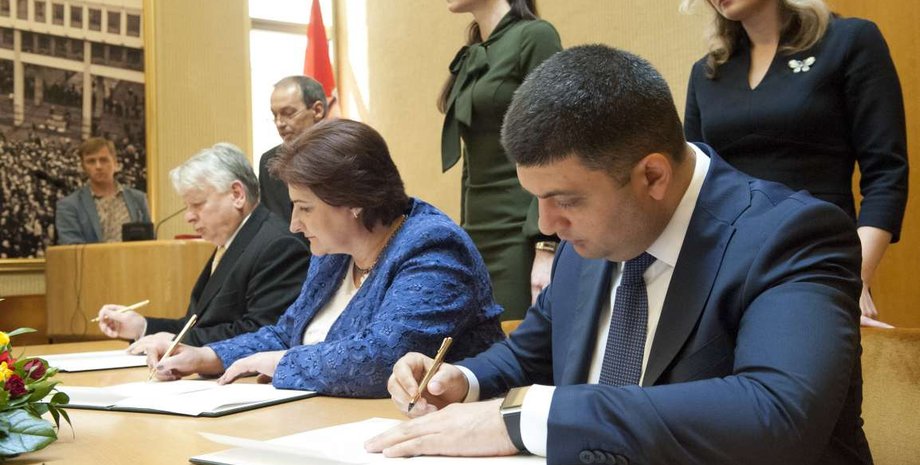 Владимир Гройсман, Лоретта Грауженене и Богдан Борусевич / Фото пресс-службы парламента