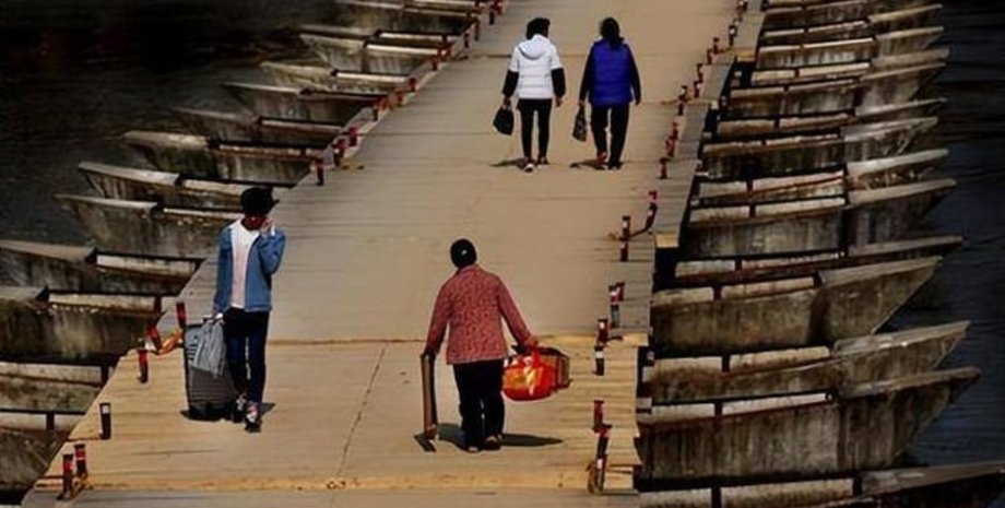 Мужчина построил мост и получил 2 года тюрьмы, понтонная переправа, самодельный мост, понтонный мост, штраф за мост