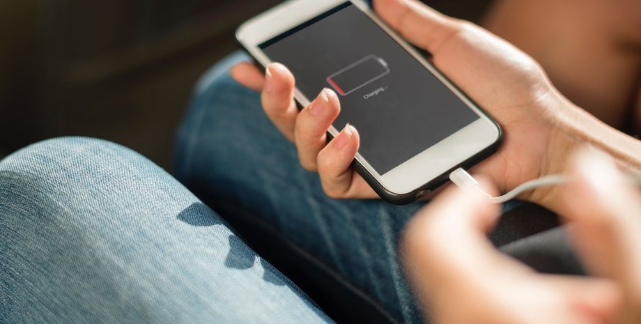 смартфон на зарядці