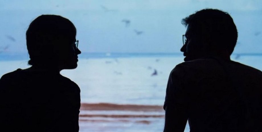 Общение, рзговор, двое людей говорят друг с другом