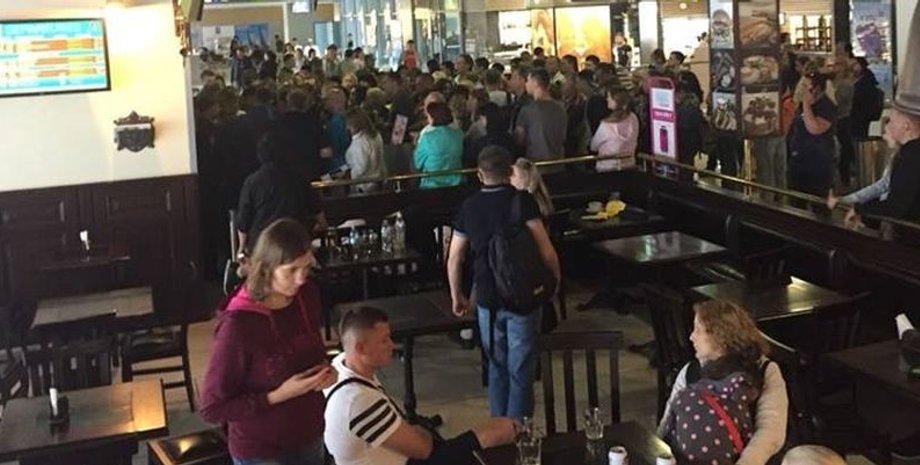 В аэропорту "Киев" "застряли" несколько тысяч туристов \ Фото: Телеграф