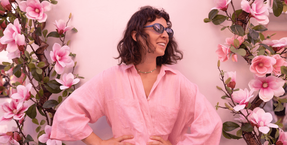 Дівчина весною Жінка весною з квітами