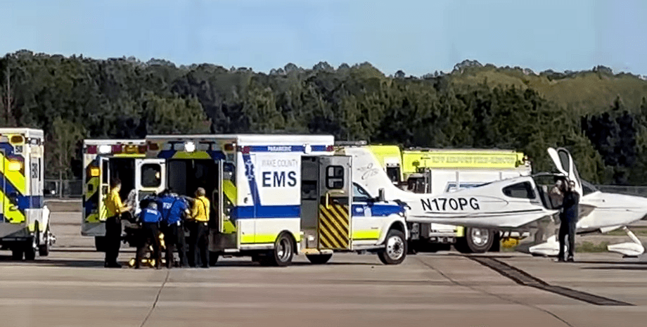 Пасажир посадив літак, пілот знепритомнів, літак, пілот загинув, швидка допомога, професор, посадка літака, аеропорт