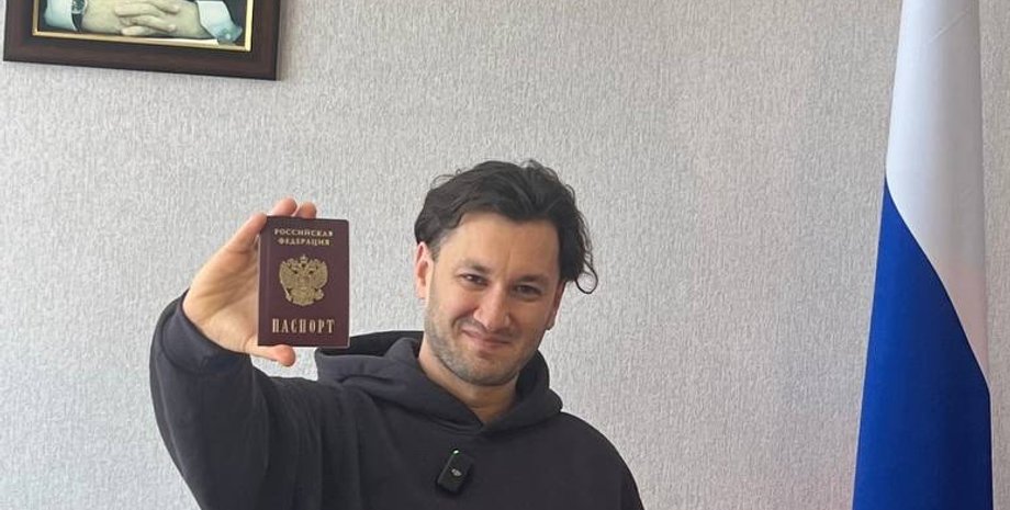 Бардаш, Путін, прапор РФ, паспорт РФ